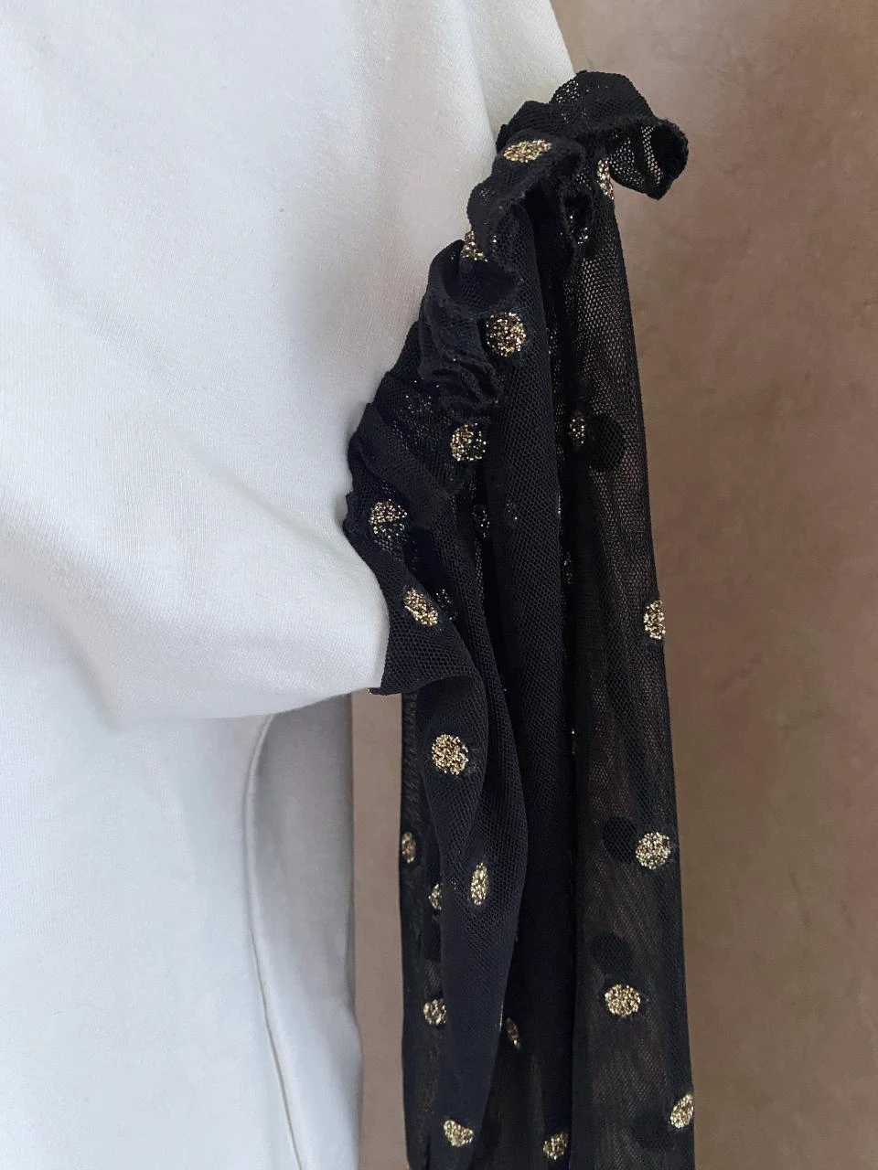 Suéter Rinascimento tamanho 36 branco mangas de voile preto com pontos dourados – chique e original – photo 3